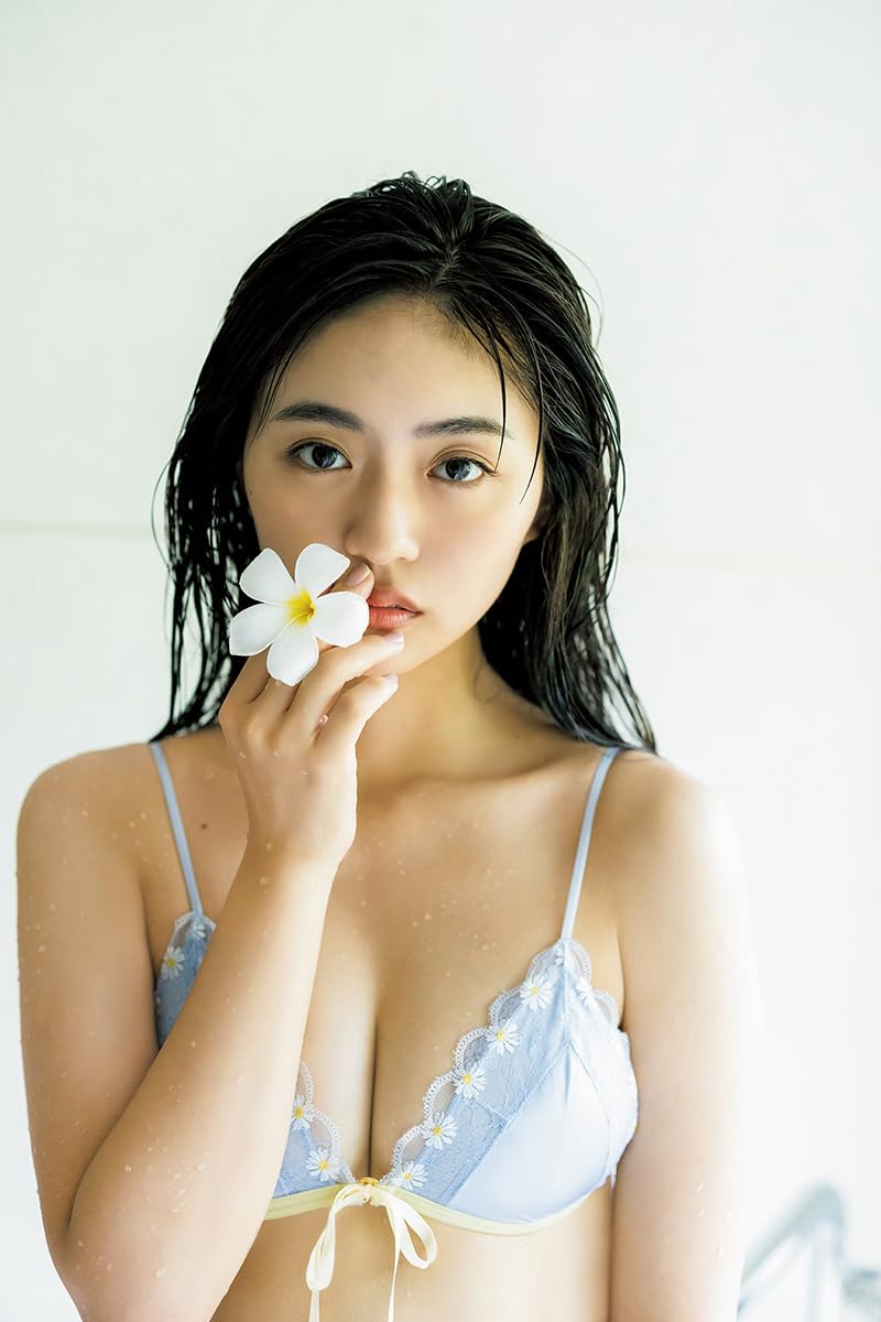 Pre-order Toyota Rina photo album "GoodtoseeMonn"