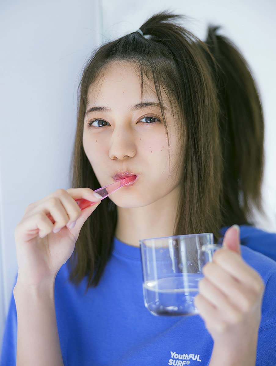 小坂菜緒(日向坂46)1st 寫真集 君は誰?