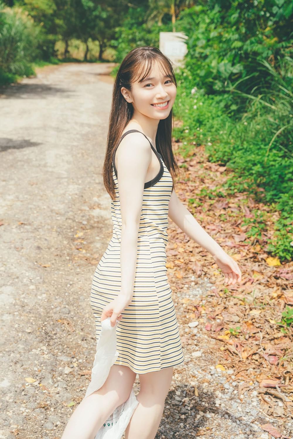 櫻坂46 守屋麗奈1st 寫真集 「笑顔のグー、チョキ、パー」